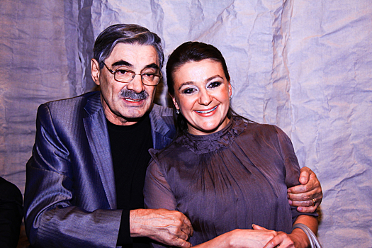 К дому тяжелобольной Анастасии Мельниковой охапками несут цветы