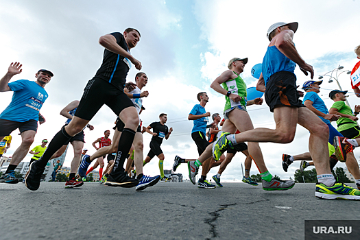 Тысячи свердловчан пробегут в марафоне, который отменяли два года