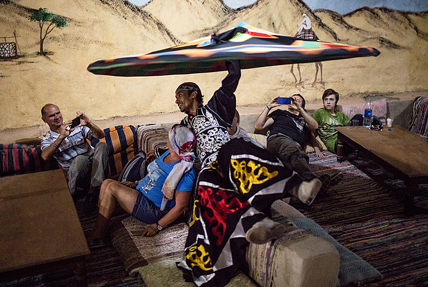 Средняя зарплата мужчины в Шарм-эль-Шейхе — 1500 египетских фунтов, что равно примерно 80 долларам США. 3000 фунтов — это уже неплохая зарплата. Столько зарабатывает, например, старший администратор супермаркета Carrefour. 5000 фунтов — зарплата служащего в аэропорту. Последние двое имеют право на общежитие. Один день в неделю — выходной