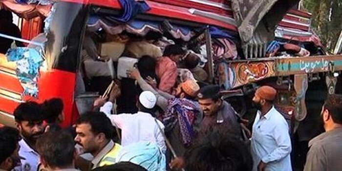 В Пакистане не менее 13 человек погибли в ДТП с фургоном и грузовиком