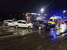 В Омске внедорожник влетел в стоящие автомобили: пострадали четыре человека