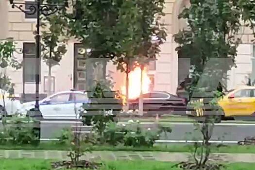 В Москве загорелся автомобиль автобазы управделами президента