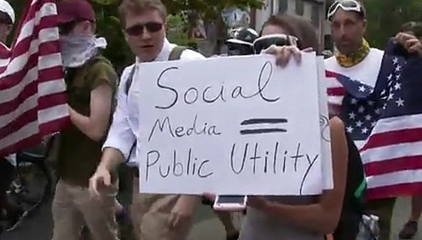 Вашингтонская полиция встала стеной между сторонниками и противниками генерала Ли