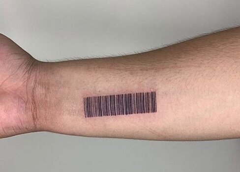 Мужчина набил тату, чтобы расплачиваться в магазине