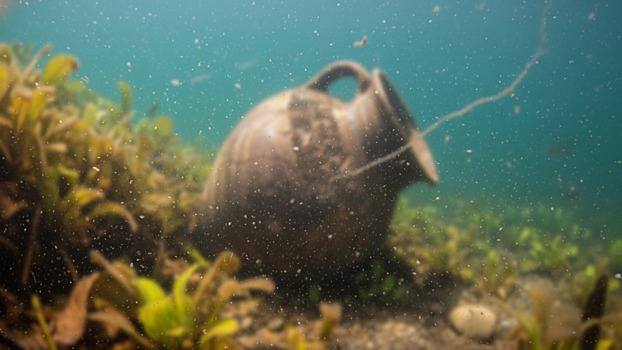 В Японии на дне озера нашли 10 000-летний сосуд эпохи Дземон с орнаментом