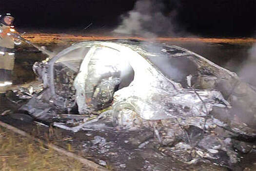 В Челябинской области Mercedes с двумя мужчинами загорелся после аварии