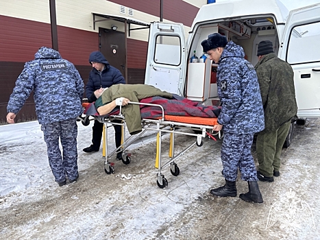 Сотрудники Росгвардии помогли врачам с перевозкой больного в Шолоховском районе