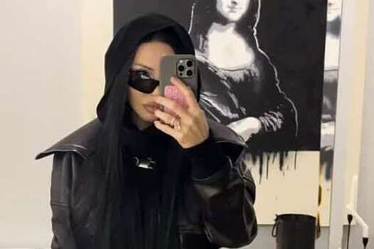 Бизнесвумен Оксана Самойлова снялась в спущенной юбке с разрезом