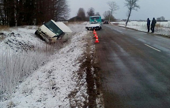 Под Гусевом Ford Transit вылетел с дороги в кювет, пострадал водитель