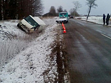Под Гусевом Ford Transit вылетел с дороги в кювет, пострадал водитель