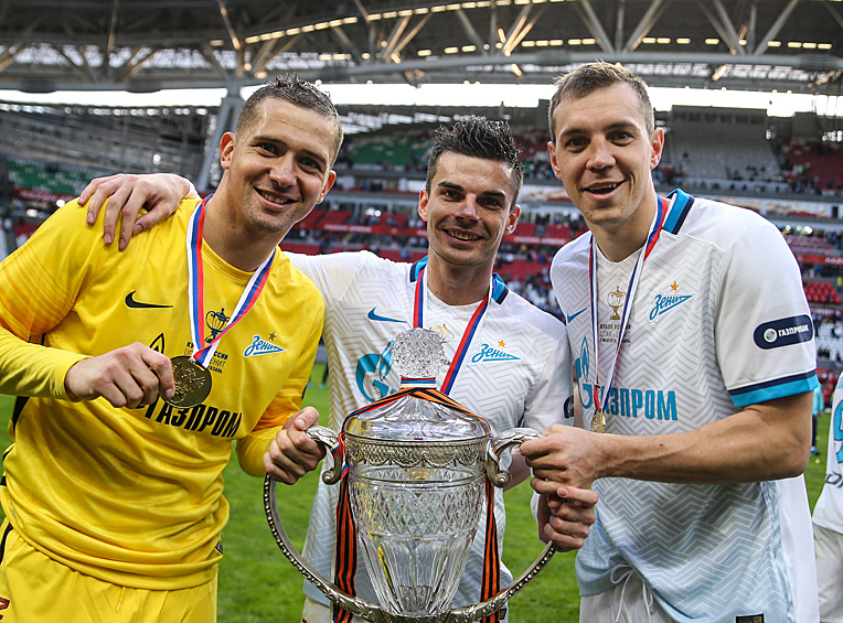 Игроки "Зенита" Михаил Кержаков, Артур Юсупов и Артем Дзюба радуются победе в финальном матче Кубка России по футболу между командами ЦСКА (Москва) и "Зенит" (Санкт-Петербург), 2016 год