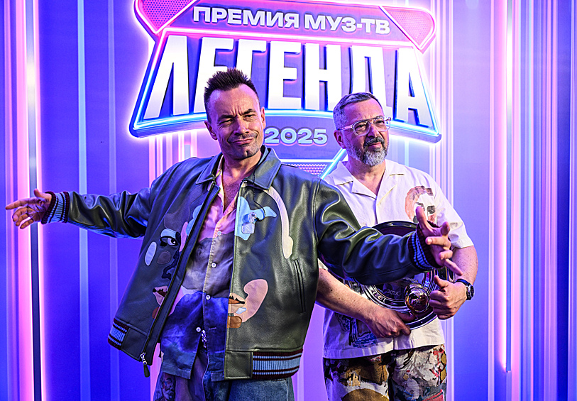 Участники группы "Дискотека Авария" Алексей Рыжов и Алексей Серов, получившие награду в номинации "Легенда шоу-бизнеса", на церемонии вручения ХХ национальной телевизионной премии в области популярной музыки МУЗ-ТВ 2025