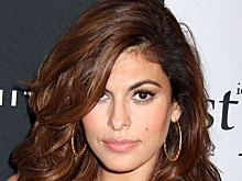 Актриса Ева Мендес в майке снялась за рулем автомобиля