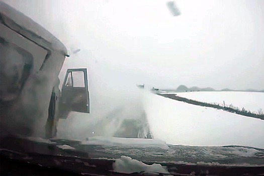 В Свердловской области на видео сняли, как люди разбились в серьезном ДТП с «Газелью»