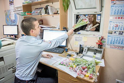 Полицейские Балашихи поздравили женщин-водителей с наступающим 8 Марта