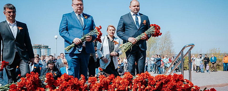 В Чебоксарах состоялось возложение цветов к Монументу Славы