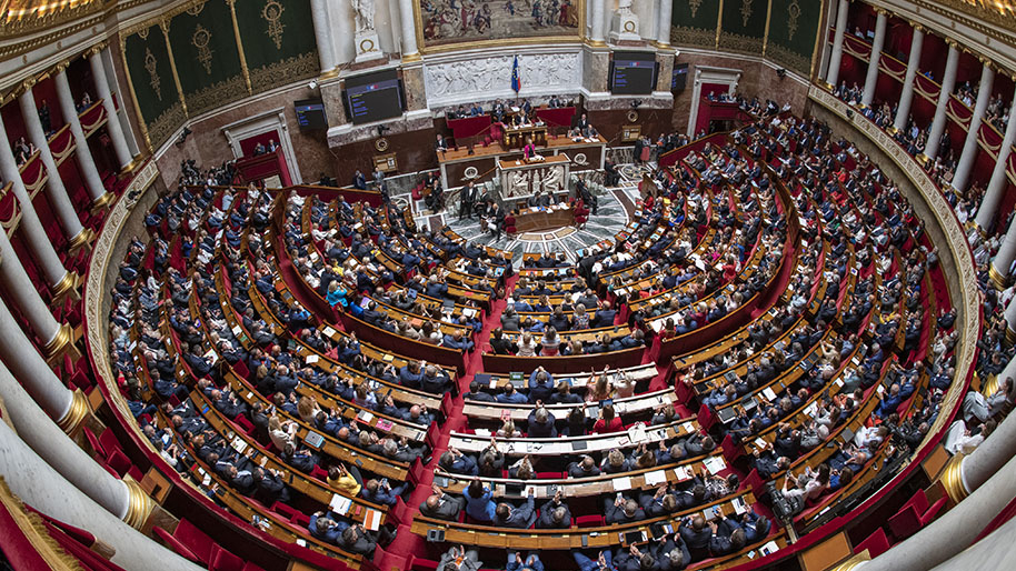 Франция впервые в мире закрепила в конституции право на аборт