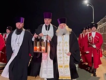 Частицу Благодатного огня привезли из Иерусалима в Россию
