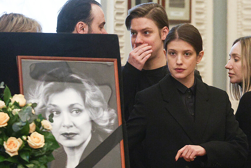 Актеры Павел Табаков (в центре) и Анна Чиповская (вторая справа) на церемонии прощания с актрисой Ольгой Чиповской в Большом портретном фойе Театра имени Евгения Вахтангова, 9 февраля 2026 года