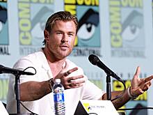 41-летний звезда «Мстителей» попал в объектив папарацци на пляже