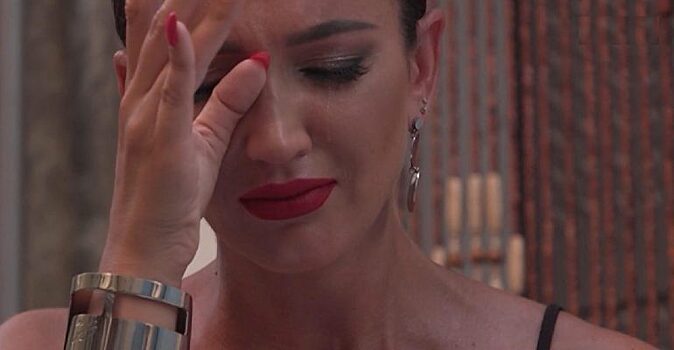 «Нашла счастье в бутылке крепкого алкоголя»: одинокую Бузову заподозрили в зависимости