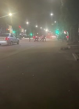 Массовая драка со стрельбой в российском городе попала на видео