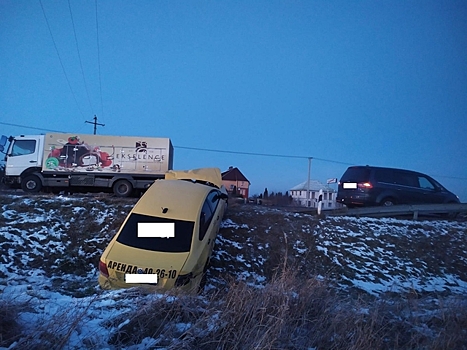 Под Зеленоградском столкнулись три автомобиля, один из них улетел в кювет