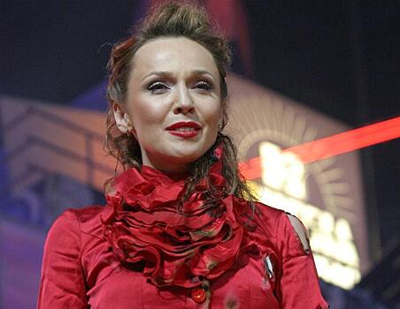 «Слишком много блеска»: эксперт по стилю оценила алый костюм Джанабаевой