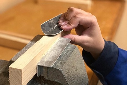 Сделано вслепую: зачем незрячих школьников учат работать с деревом