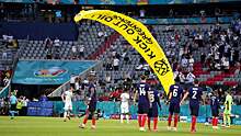 Пострадали несколько фанатов из-за приземления парашютиста перед игрой Германия – Франция