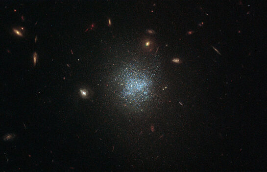«Хаббл» нашел скрытую галактику в созвездии Кита