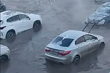 Автомобили погрузились под воду из-за прорыва канализации в Уфе