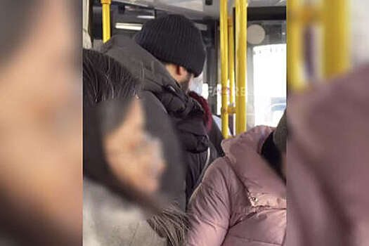 В Уфе на видео попал мужчина, который домогался пассажирки в автобусе
