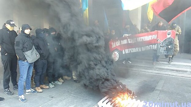 В Сети появилось видео драки полицейских с нацистами в Тернополе (ВИДЕО)