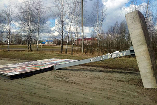 Возле школы в Брянске упал семиметровый рекламный щит