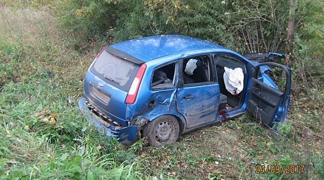 В Кирове пьяный водитель «Форда» улетел в кювет: 2 человека госпитализированы