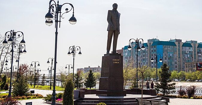 Бабушкин: Памятник Гейдару Алиеву в Астрахани убирать никто не намерен