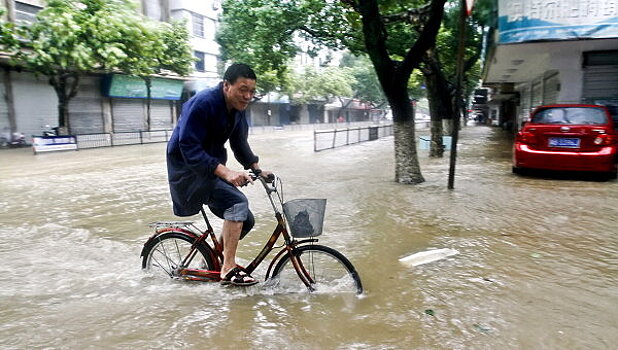 В результате наводнения в Китае погибли более 150 человек
