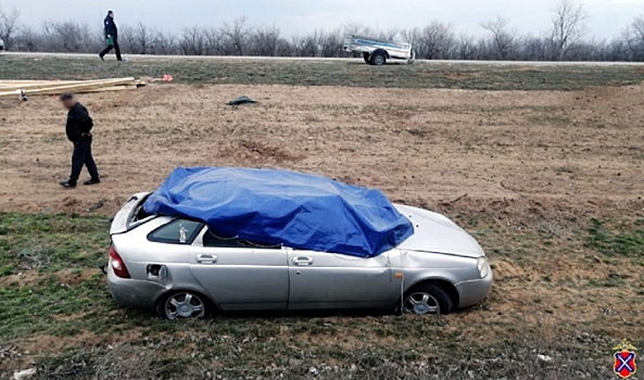 Под Волгоградом водитель авто с прицепом вылетел в кювет при обгоне