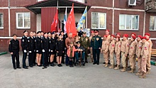 Спасибо дедушки за все: новосибирские юнармейцы устроили парады под окнами ветеранов