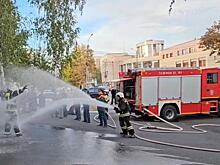 В Курске пожарные проводили коллегу на пенсию