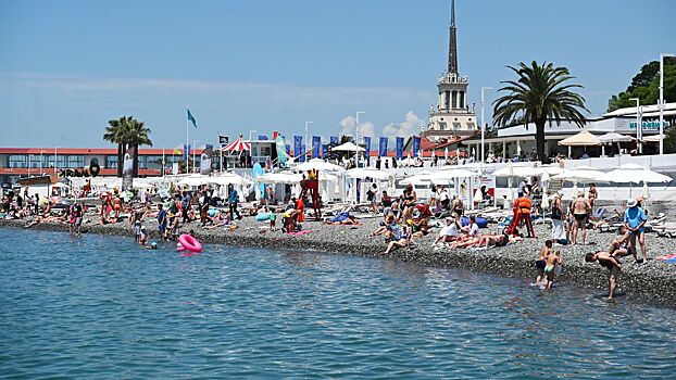 Туристка в коротких шортах с ребенком вызвала споры в Сети