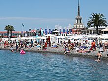 Туристка в коротких шортах с ребенком вызвала споры в Сети