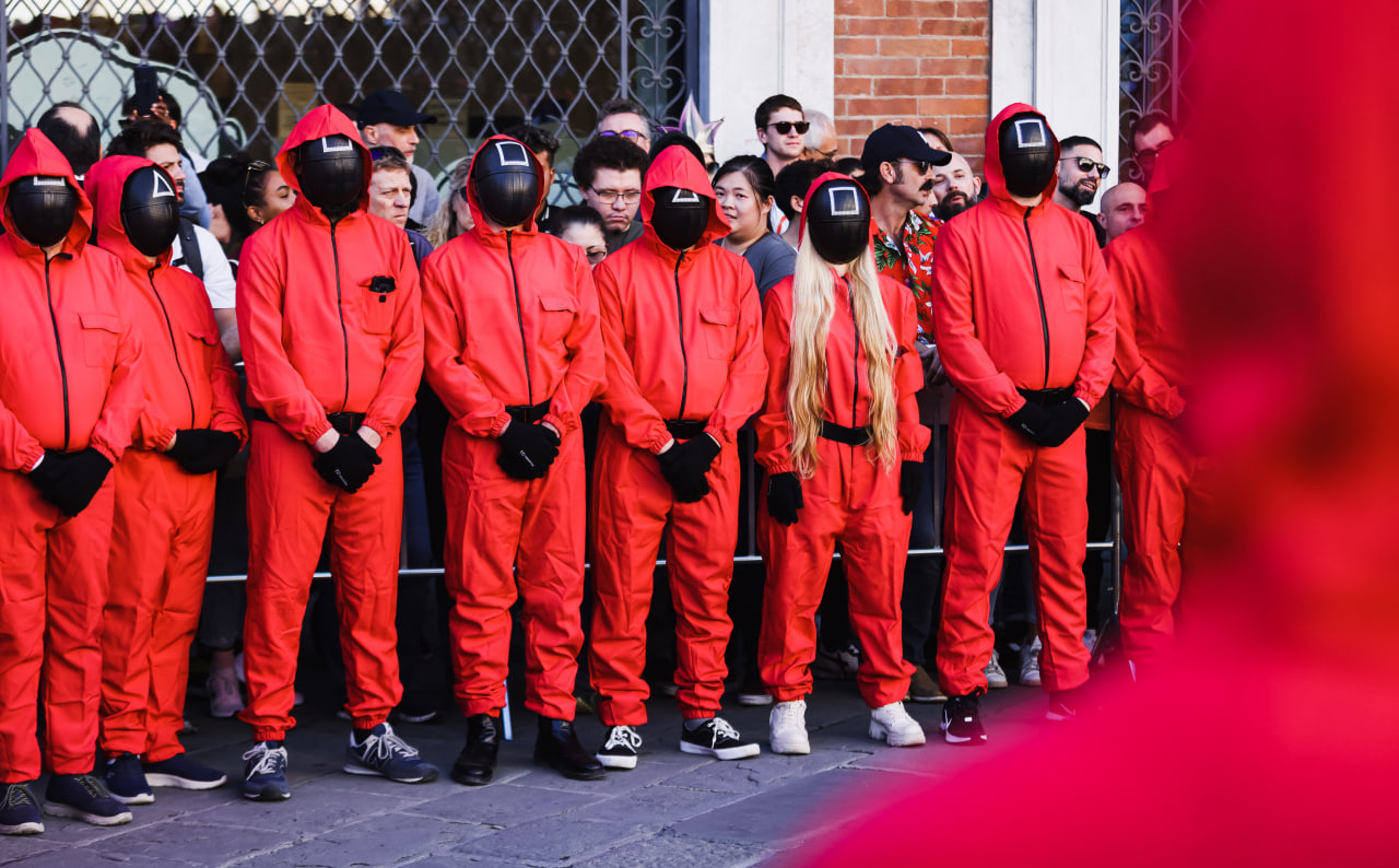 В России детей стали наряжать в новогодние костюмы из Игры в кальмара