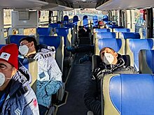 Члены сборной России по биатлону отправились в отель после прибытия в Пекин, дорога займет около трех часов