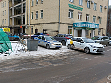 Фура заблокировала движение в центре Кемерова на глазах у сотрудников ГИБДД