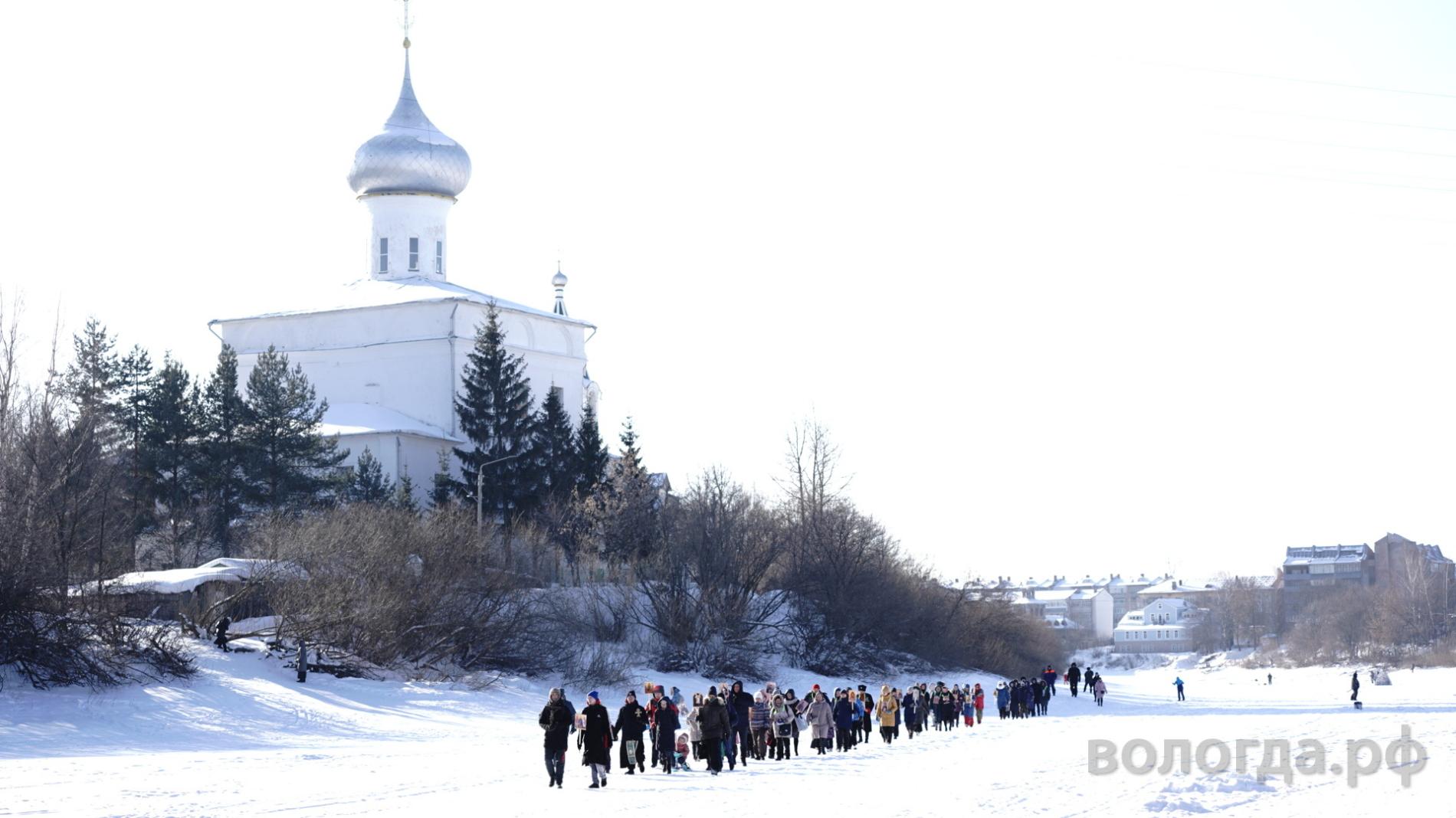 Крестный ход по льду реки Вологды впервые прошел в областной столице