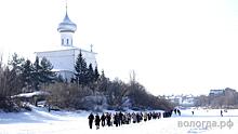 Крестный ход по льду реки Вологды впервые прошел в областной столице