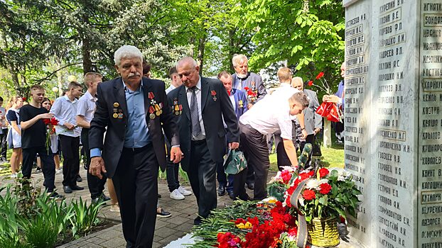 В Выселках возложили цветы к памятнику ликвидаторов ЧАЭС (фоторепортаж)
