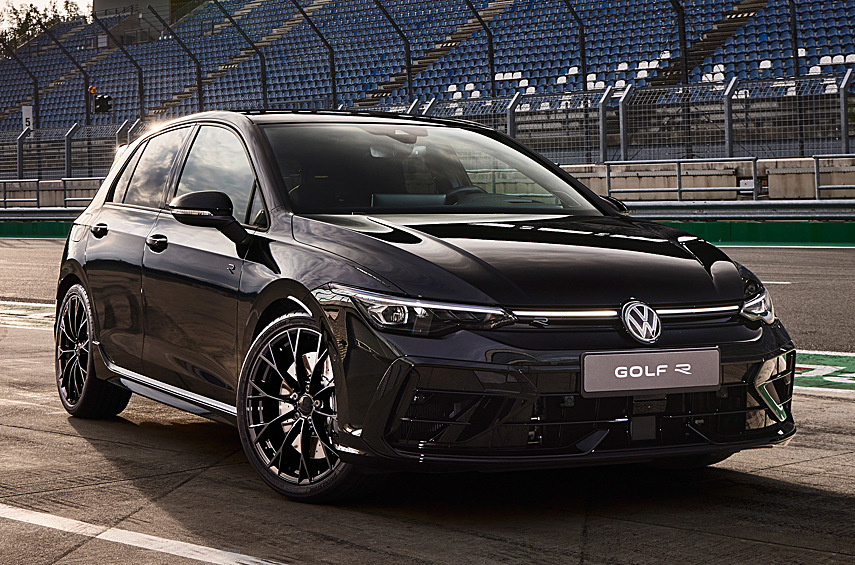 Volkswagen Golf R Black Edition. Немецкая компания обновила мощнейшую версию модели. Новшества во внешности те же, что и у прочих модификаций, а отличиями «эрки» стали развитый обвес, облегчённые колёса Warmenau диаметром 18 дюймов и четыре патрубка выхлопа, звучание которого улучшено ради более ярких водительских эмоций.